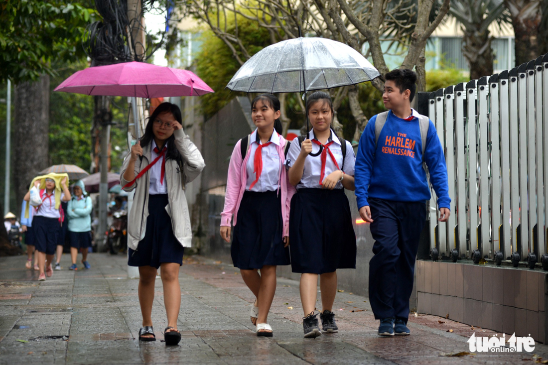 Nhiều trường ở Sài Gòn cho học sinh nghỉ sớm tránh bão Tembin - Ảnh 7.