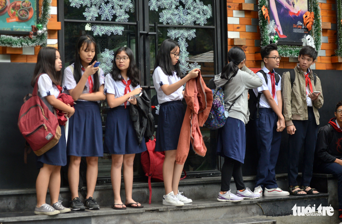 Nhiều trường ở Sài Gòn cho học sinh nghỉ sớm tránh bão Tembin - Ảnh 8.