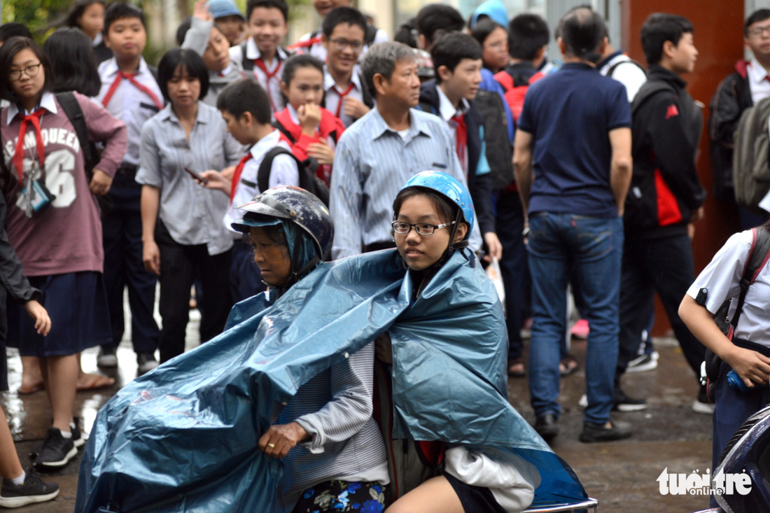 Nhiều trường ở Sài Gòn cho học sinh nghỉ sớm tránh bão Tembin - Ảnh 9.