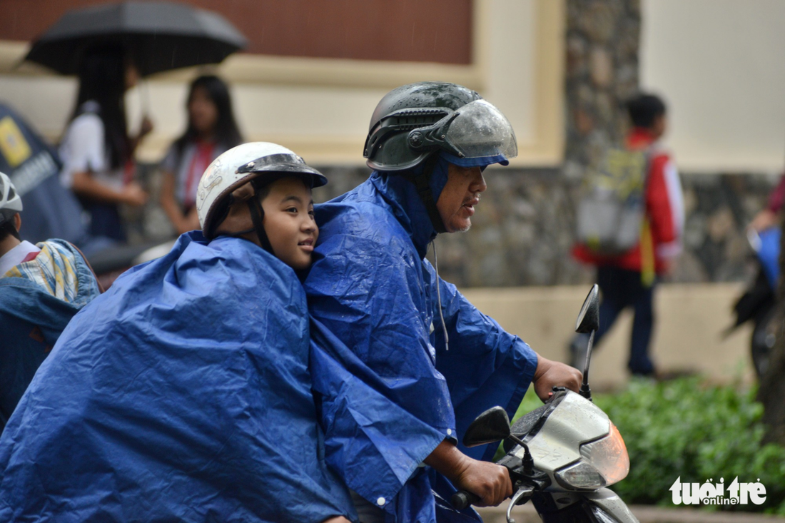 Nhiều trường ở Sài Gòn cho học sinh nghỉ sớm tránh bão Tembin - Ảnh 10.