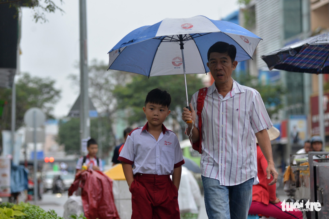 Nhiều trường ở Sài Gòn cho học sinh nghỉ sớm tránh bão Tembin - Ảnh 11.