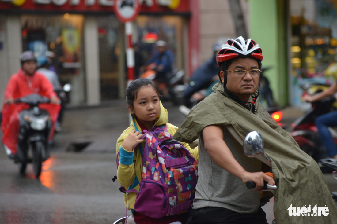 Nhiều trường ở Sài Gòn cho học sinh nghỉ sớm tránh bão Tembin - Ảnh 12.