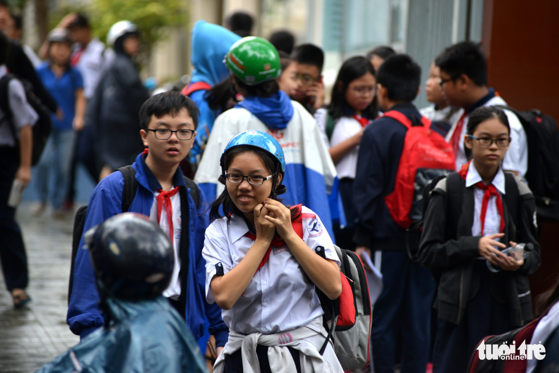 Nhiều trường ở Sài Gòn cho học sinh nghỉ sớm tránh bão Tembin - Ảnh 13.