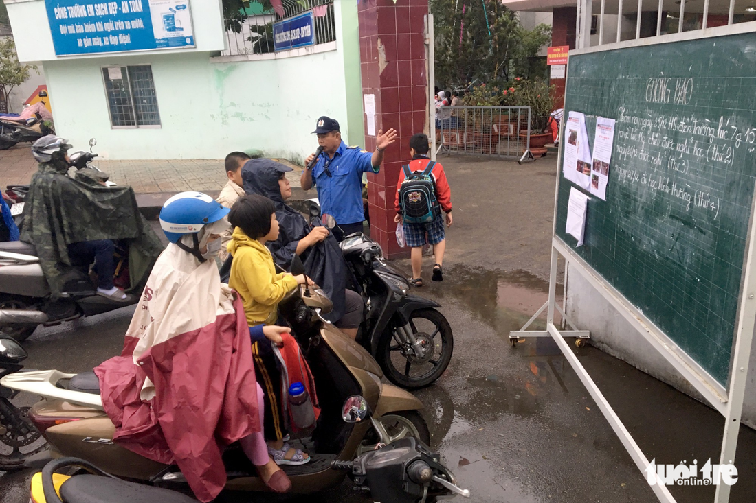 Nhiều trường ở Sài Gòn cho học sinh nghỉ sớm tránh bão Tembin - Ảnh 15.