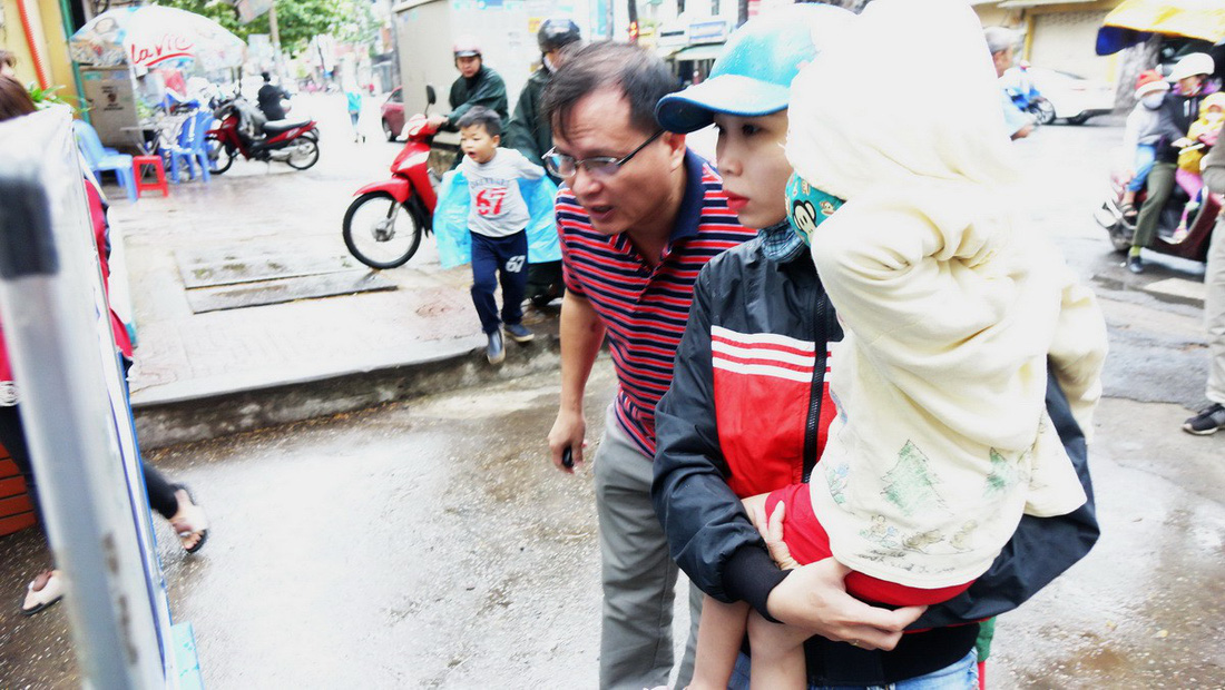 Nhiều trường ở Sài Gòn cho học sinh nghỉ sớm tránh bão Tembin - Ảnh 5.