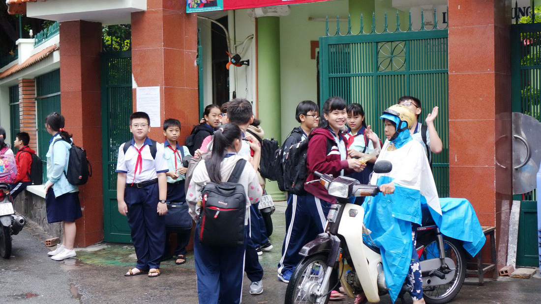 Nhiều trường ở Sài Gòn cho học sinh nghỉ sớm tránh bão Tembin - Ảnh 18.