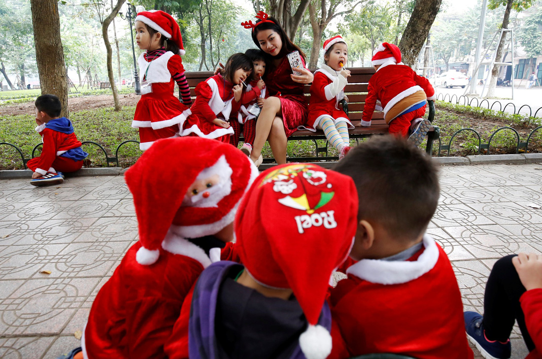 Các trẻ em vui đón Noel ở Hà Nội - Ảnh: Reuters/Kham