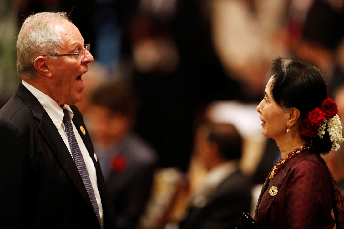 Tổng thống Peru Pedro Pablo Kuczynski và Cố vấn Nhà nước Myanmar Aung San Suu Kyi tại APEC 2017. Myanmar cùng các thành viên còn lại của ASEAN được mời tham gia cuộc đối thoại cấp cao không chính thức giữa hiệp hội và APEC - Ảnh: REUTERS