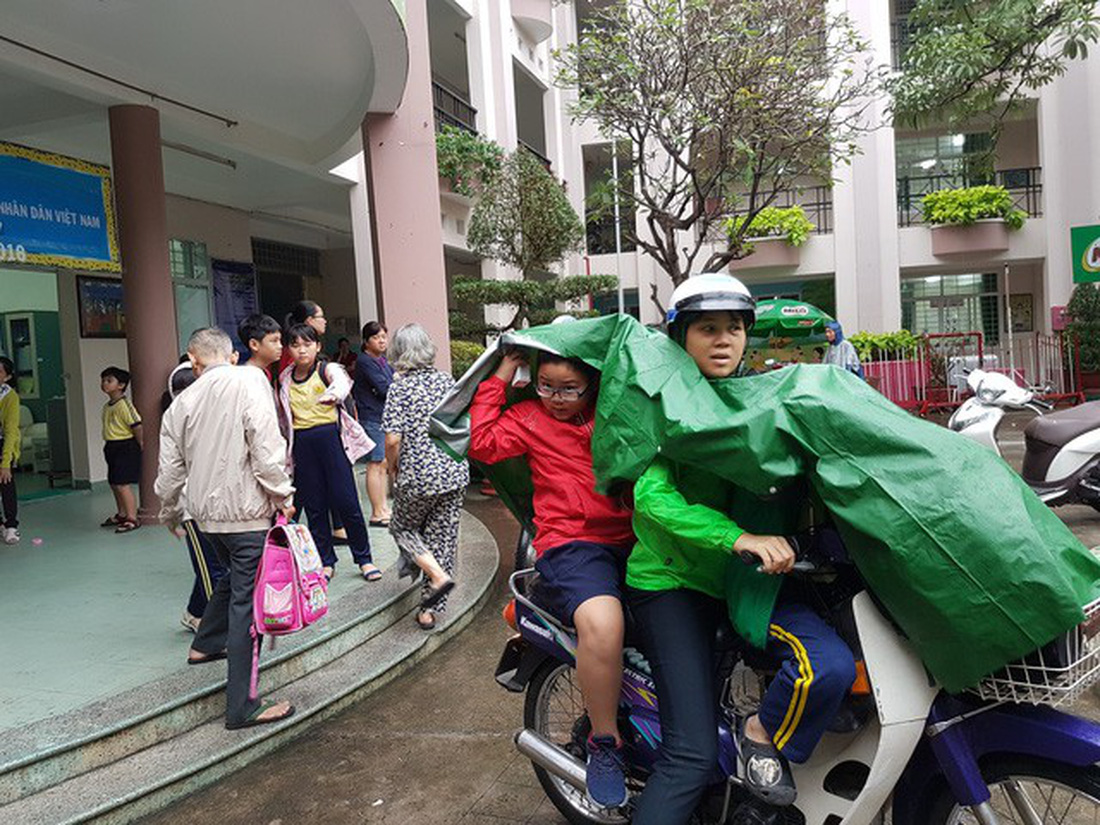 Nhiều trường ở Sài Gòn cho học sinh nghỉ sớm tránh bão Tembin - Ảnh 16.