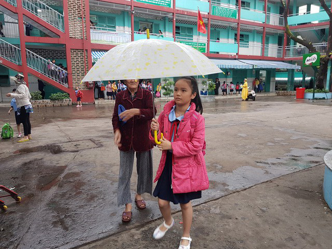 Nhiều trường ở Sài Gòn cho học sinh nghỉ sớm tránh bão Tembin - Ảnh 17.