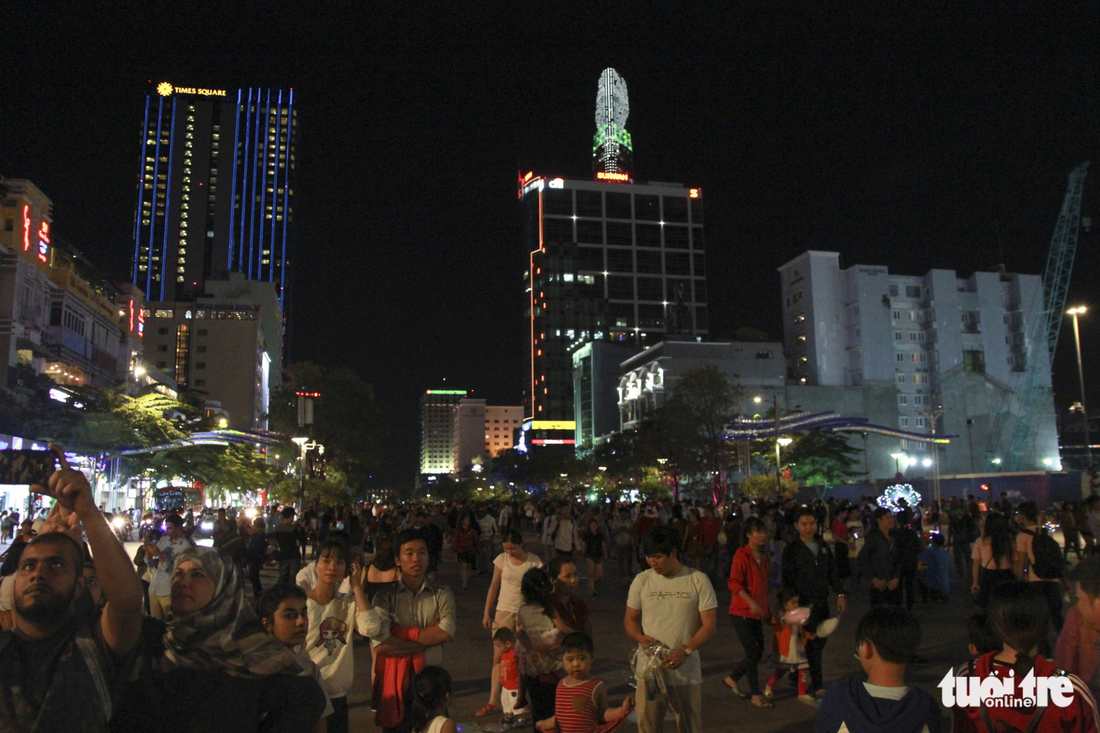 Trung tâm Sài Gòn đông nghẹt đêm Giáng sinh Photo-11-1514122031763-1514122192850