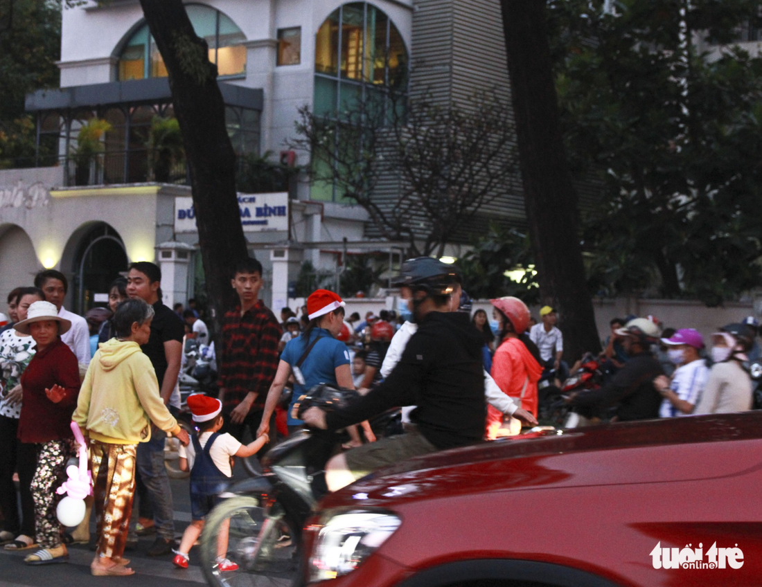 Trung tâm Sài Gòn đông nghẹt đêm Giáng sinh Photo-3-1514122031681-1514122252958