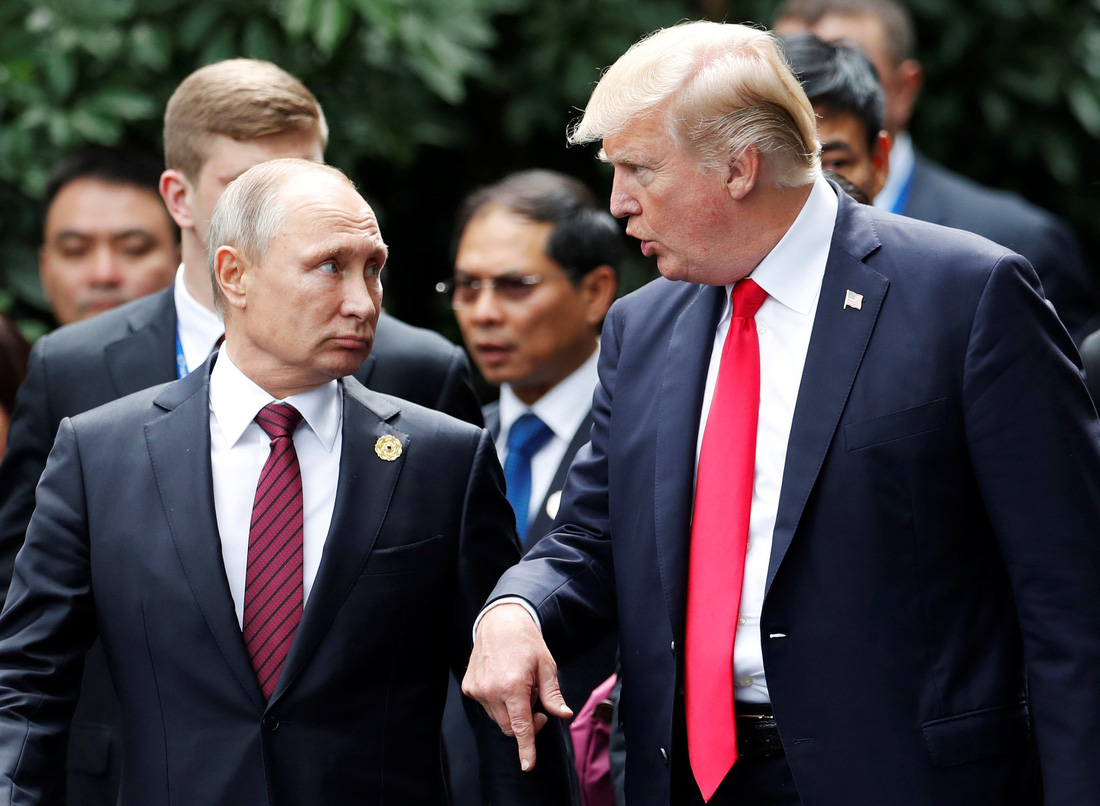 Kết quả vài phút trao đổi của Tổng thống Nga Vladimir Putin (trái) và Tổng thống Mỹ Donald Trump trong lúc di chuyển là một tuyên bố chung về tình hình Syria - vấn đề cả hai còn tồn tại những khác biệt - Ảnh: REUTERS