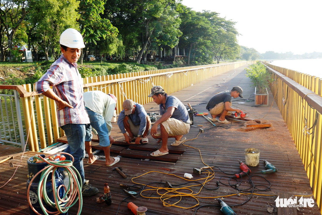 Cận cảnh cầu đi bộ bằng gỗ lim dọc sông Hương - Ảnh 3.