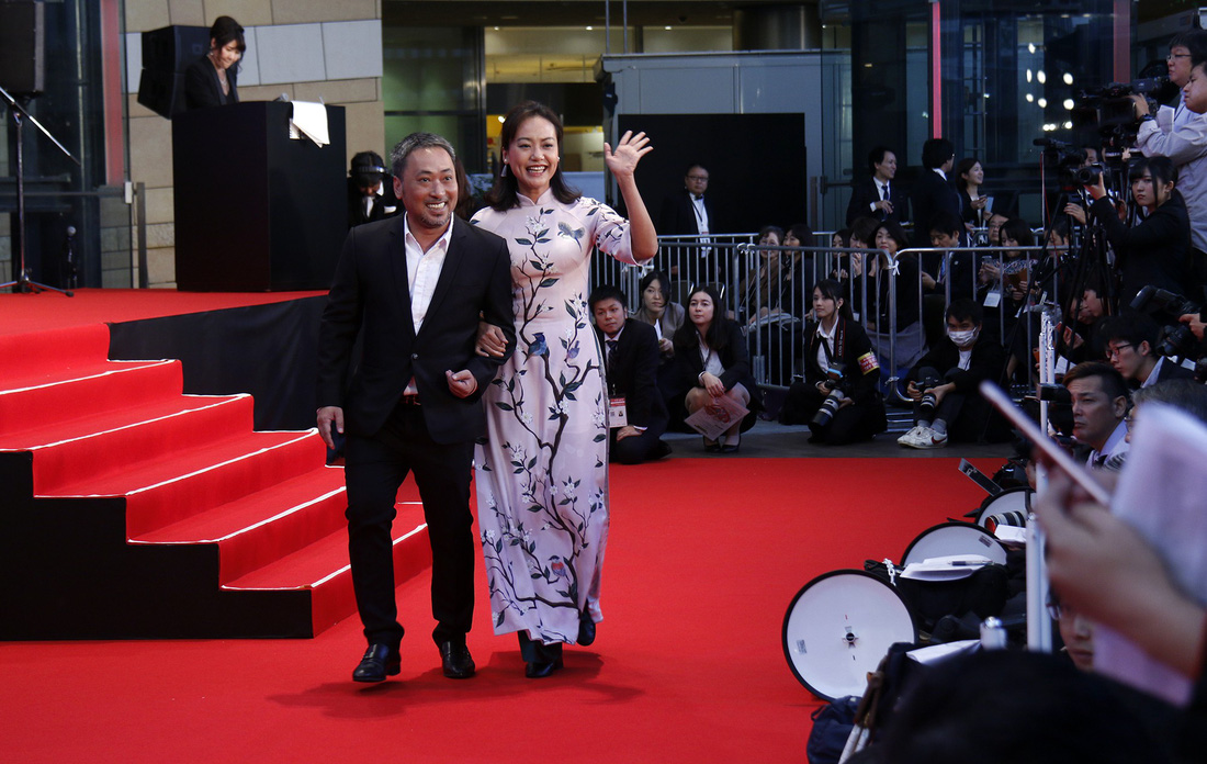 Hồng Ánh, Liên Bỉnh Phát lên thảm đỏ Liên hoan phim Tokyo - Ảnh 3.