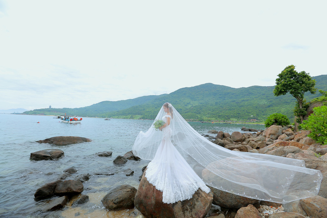 Giới trẻ ùn ùn kéo đến Đà Nẵng chụp ảnh cưới cuối tuần - Ảnh 13.