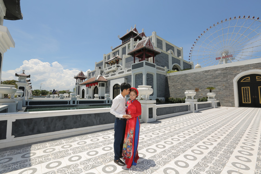 Giới trẻ ùn ùn kéo đến Đà Nẵng chụp ảnh cưới cuối tuần - Ảnh 7.