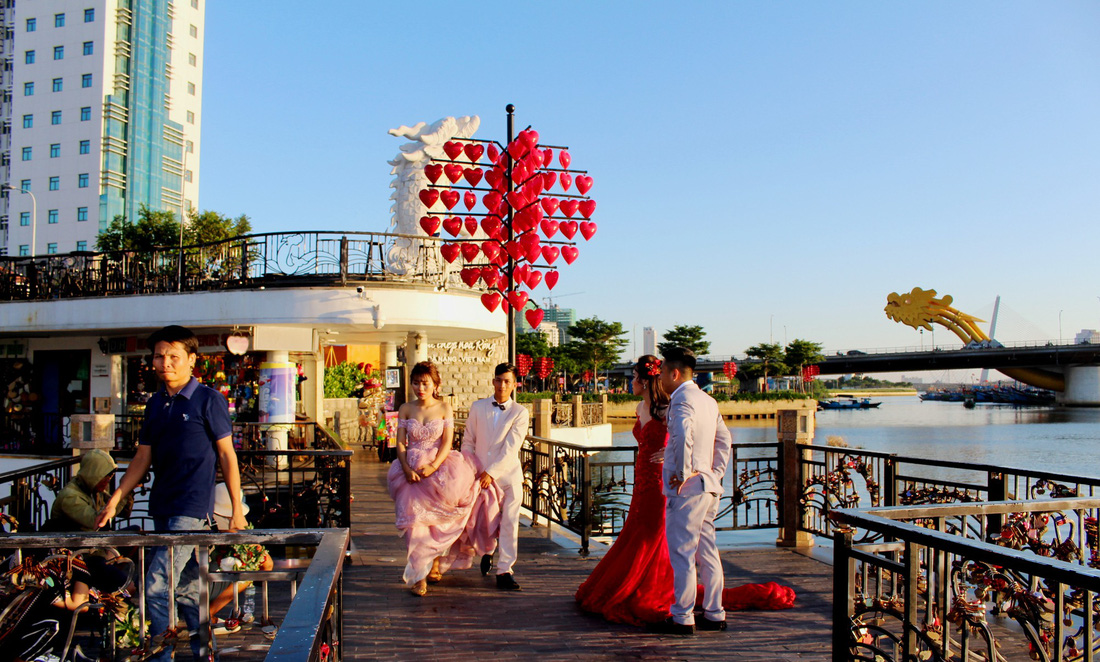 Giới trẻ ùn ùn kéo đến Đà Nẵng chụp ảnh cưới cuối tuần - Ảnh 3.