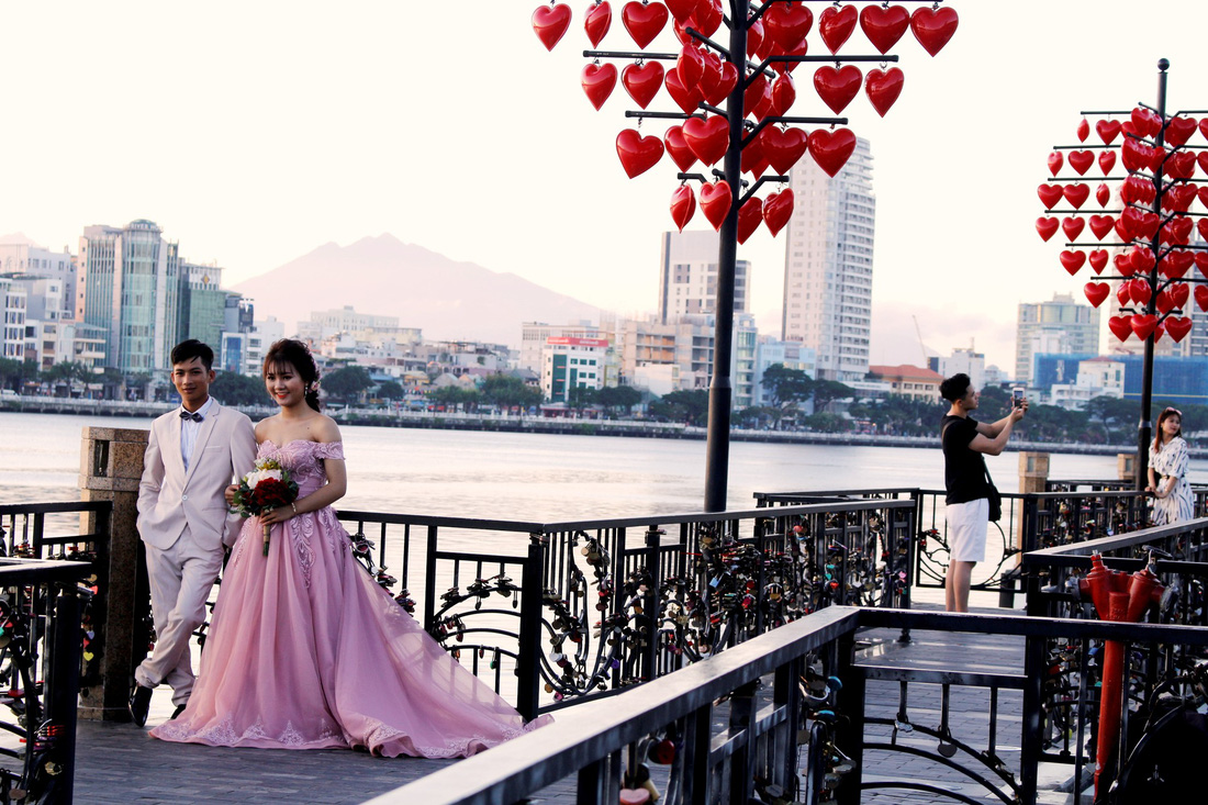 Giới trẻ ùn ùn kéo đến Đà Nẵng chụp ảnh cưới cuối tuần - Ảnh 5.