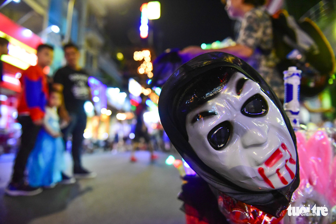 Bạn trẻ Sài Gòn hóa trang tại phố Tây trước dịp lễ Halloween - Ảnh 11.