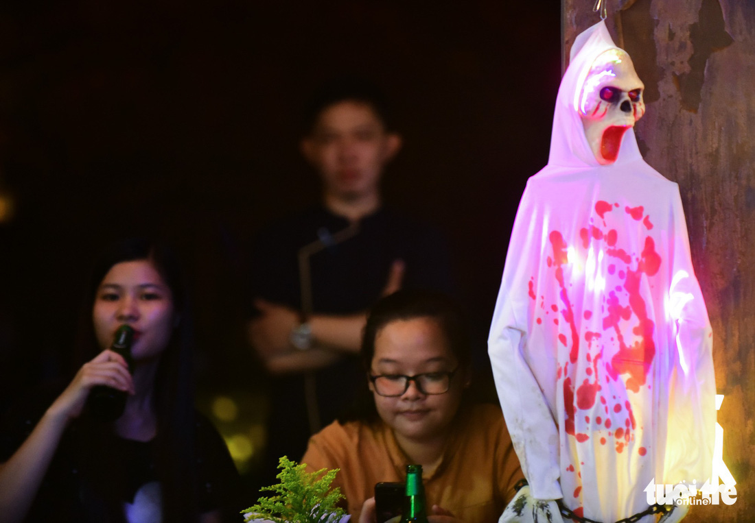 Bạn trẻ Sài Gòn hóa trang tại phố Tây trước dịp lễ Halloween - Ảnh 13.