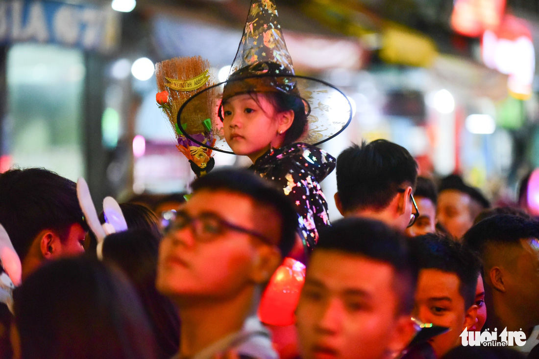 Cõng trẻ em, tránh đám đông nườm nượp chơi Halloween ở phố Tây Bùi Viện - Ảnh 11.