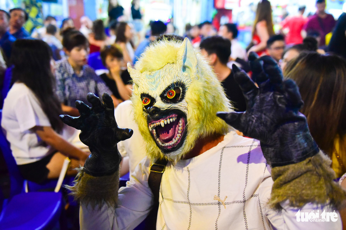 Người Việt cũng đổ xô đến phố Tây Bùi Viện chơi Halloween - Ảnh 14.