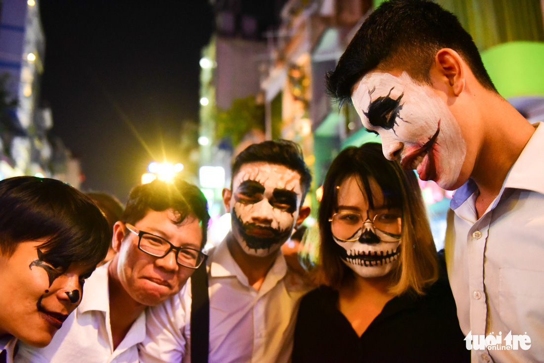 Người Việt cũng đổ xô đến phố Tây Bùi Viện chơi Halloween - Ảnh 8.