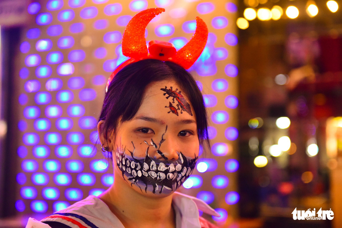 Cõng trẻ em, tránh đám đông nườm nượp chơi Halloween ở phố Tây Bùi Viện - Ảnh 4.