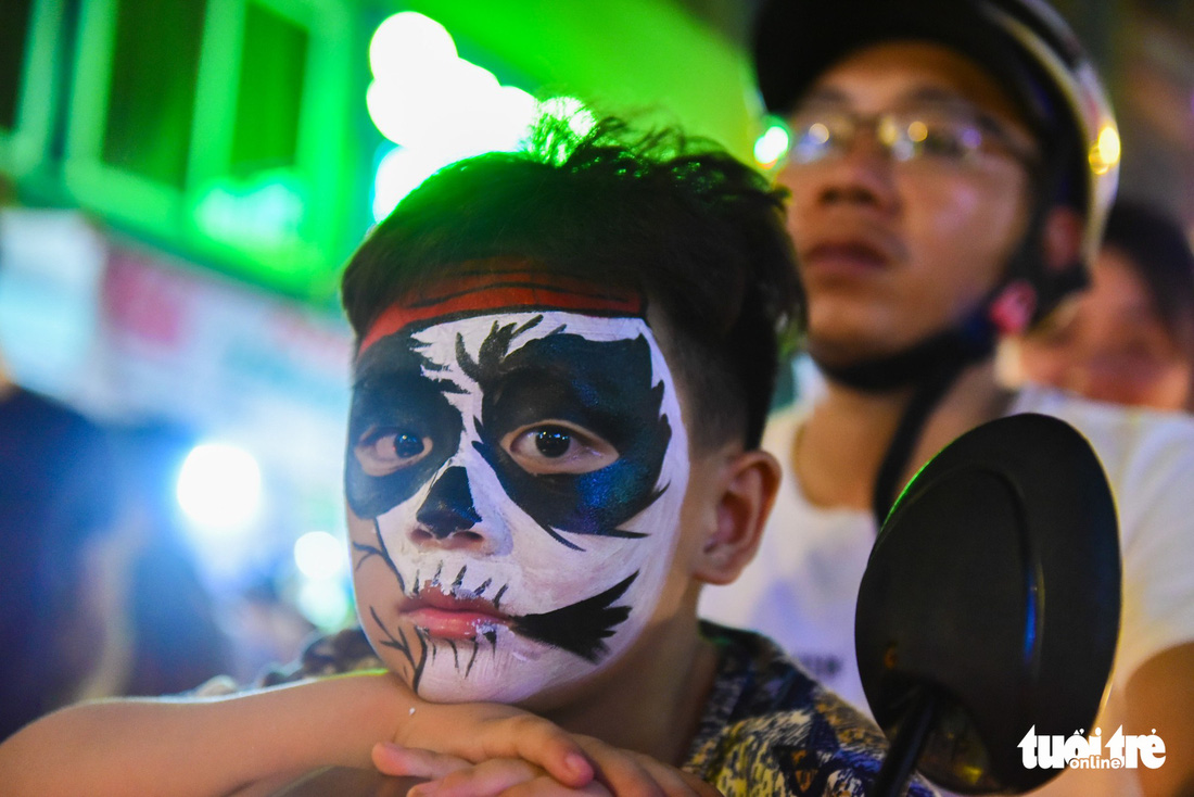 Cõng trẻ em, tránh đám đông nườm nượp chơi Halloween ở phố Tây Bùi Viện - Ảnh 10.