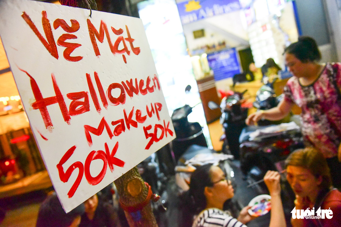 Cõng trẻ em, tránh đám đông nườm nượp chơi Halloween ở phố Tây Bùi Viện - Ảnh 1.