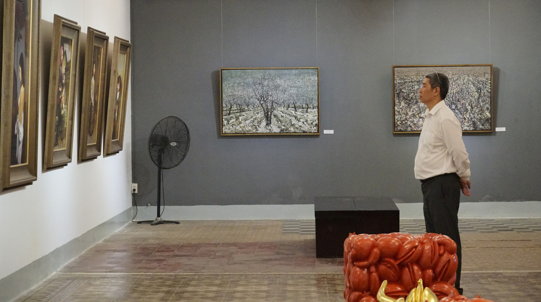 Có gì ở triển lãm tranh hiện thực đang thu hút khách tham quan Sài Gòn? - Ảnh 1.