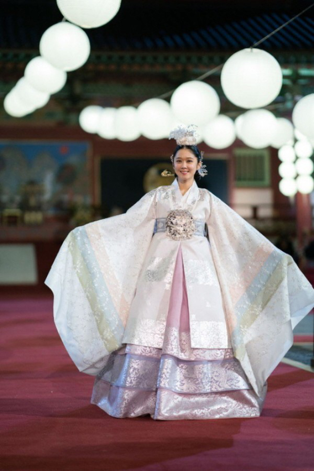 Jang Na Ra đẹp như gái 20 vào vai hoàng hậu - Ảnh 9.