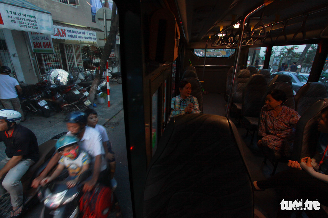 Quá vắng khách, buýt trợ giá chạy gió trên phố Đà Nẵng - Ảnh 4.
