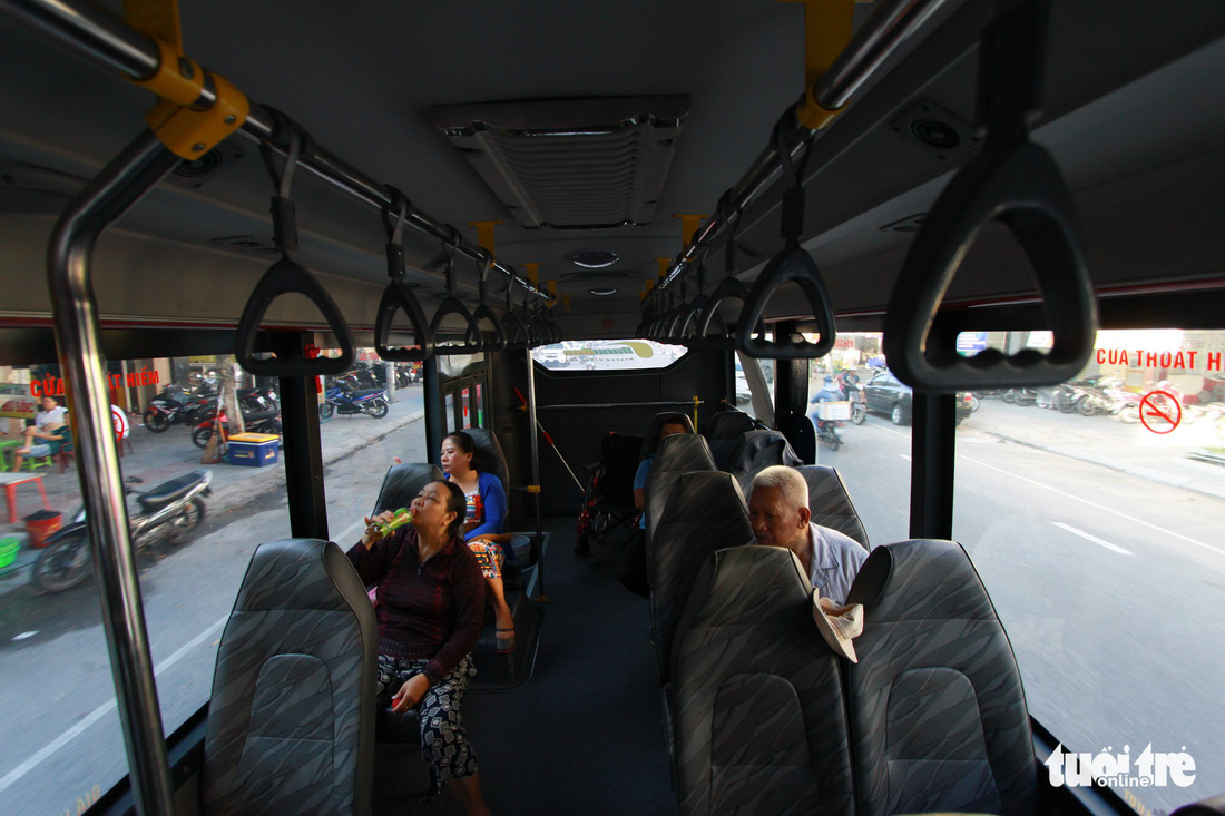 Quá vắng khách, buýt trợ giá chạy gió trên phố Đà Nẵng - Ảnh 5.