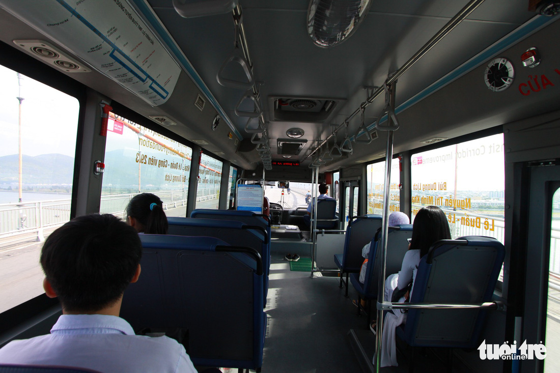 Quá vắng khách, buýt trợ giá chạy gió trên phố Đà Nẵng - Ảnh 7.