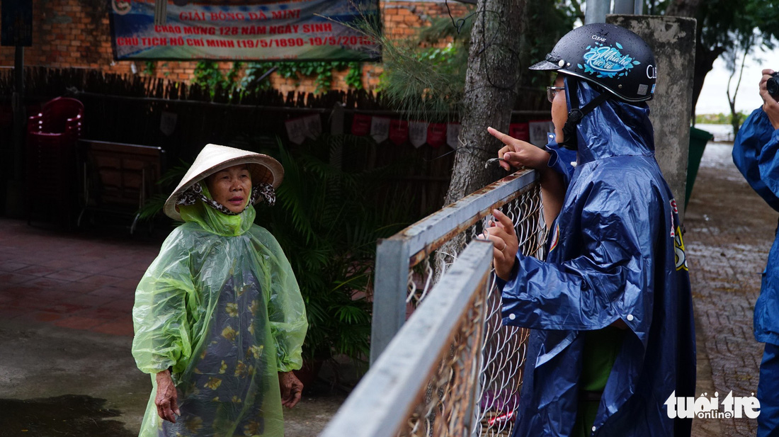 Cần Giờ bắt đầu mưa lớn, người dân khẩn trương tránh bão số 9 - Ảnh 1.