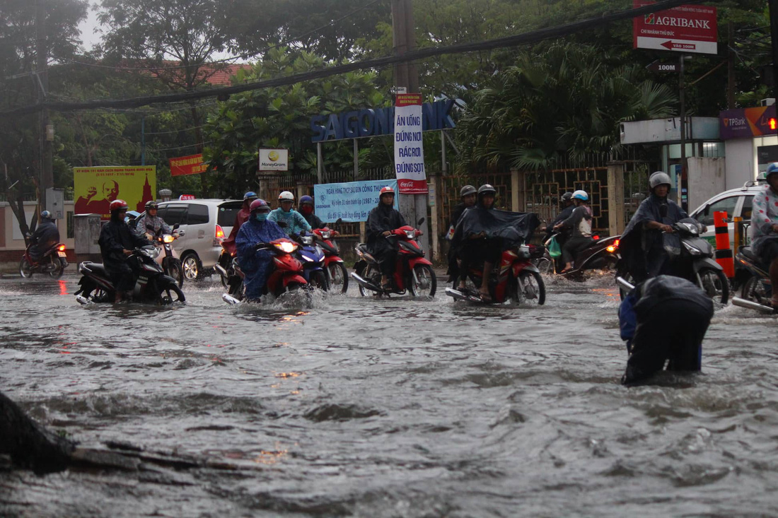 Những hình ảnh Sài Gòn mênh mông biển nước - Ảnh 4.