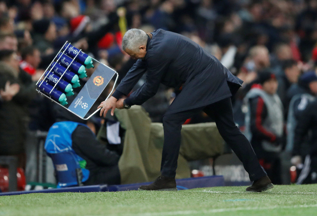HLV Mourinho ăn mừng như ‘điên’ sau bàn thắng của Fellaini - Ảnh 6.