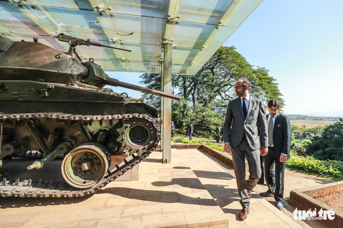 Thủ tướng Pháp thăm di tích Điện Biên Phủ - Ảnh 1.