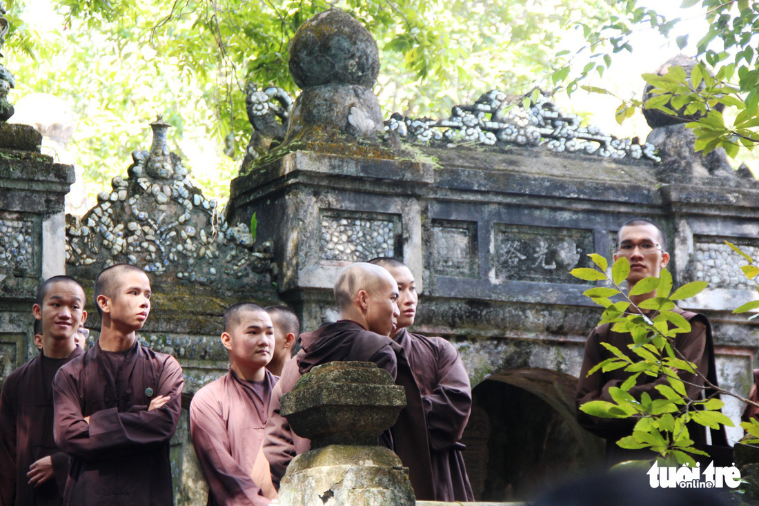 Người dân đến chùa Từ Hiếu chờ gặp thiền sư Thích Nhất Hạnh - Ảnh 9.
