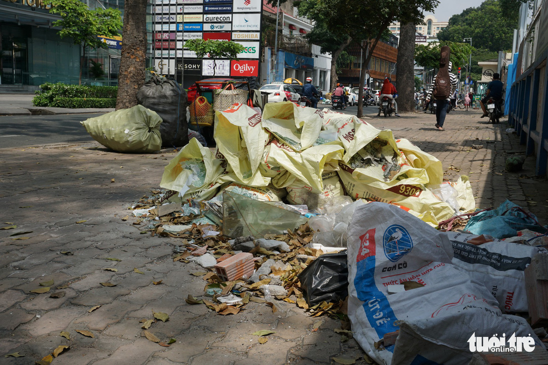 Rác, rác và rác tràn lan đường phố Sài Gòn - Ảnh 2.