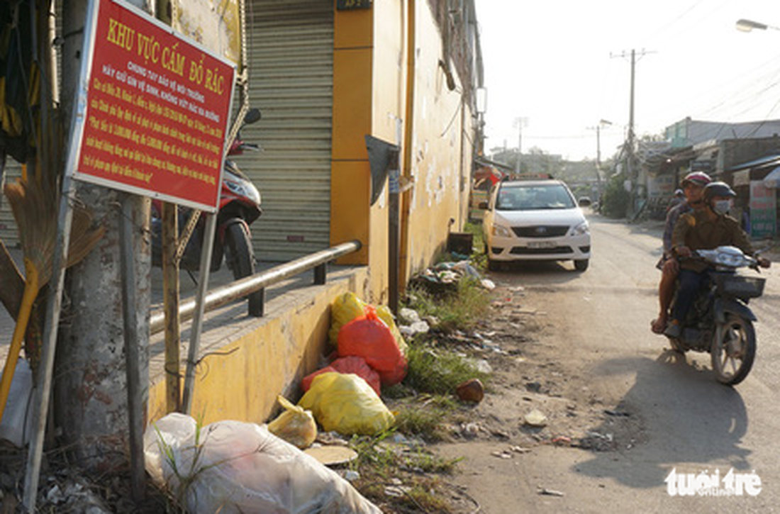 Rác, rác và rác tràn lan đường phố Sài Gòn - Ảnh 1.