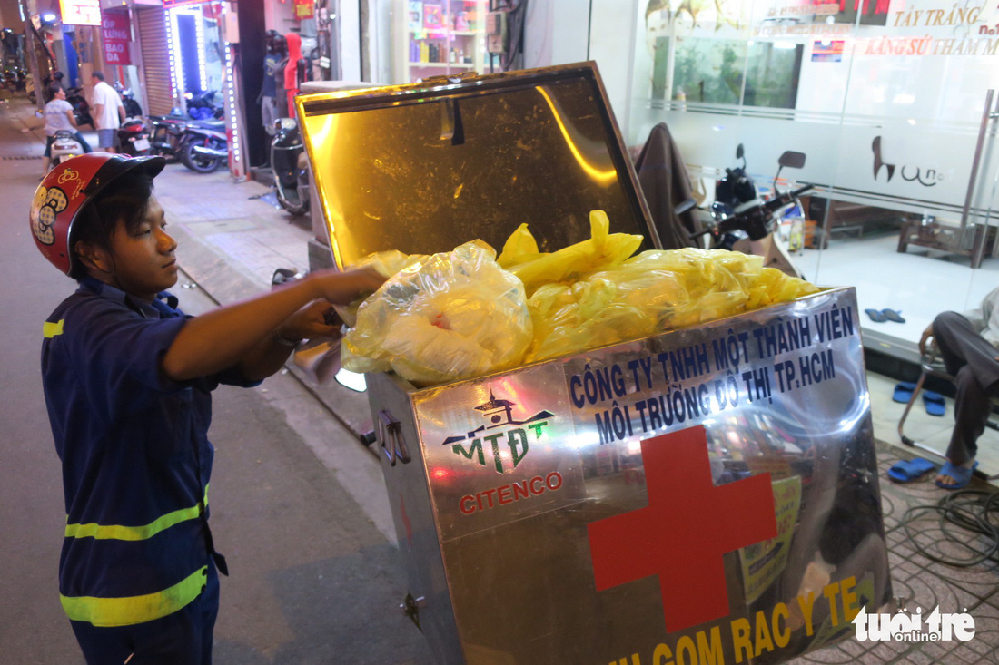 Rác, rác và rác tràn lan đường phố Sài Gòn - Ảnh 4.