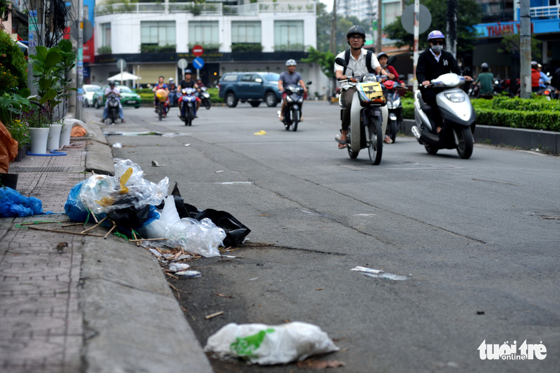 Rác, rác và rác tràn lan đường phố Sài Gòn - Ảnh 6.