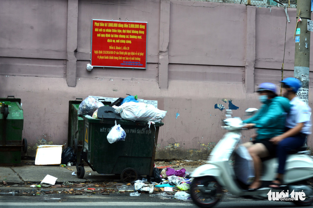 Rác, rác và rác tràn lan đường phố Sài Gòn - Ảnh 7.
