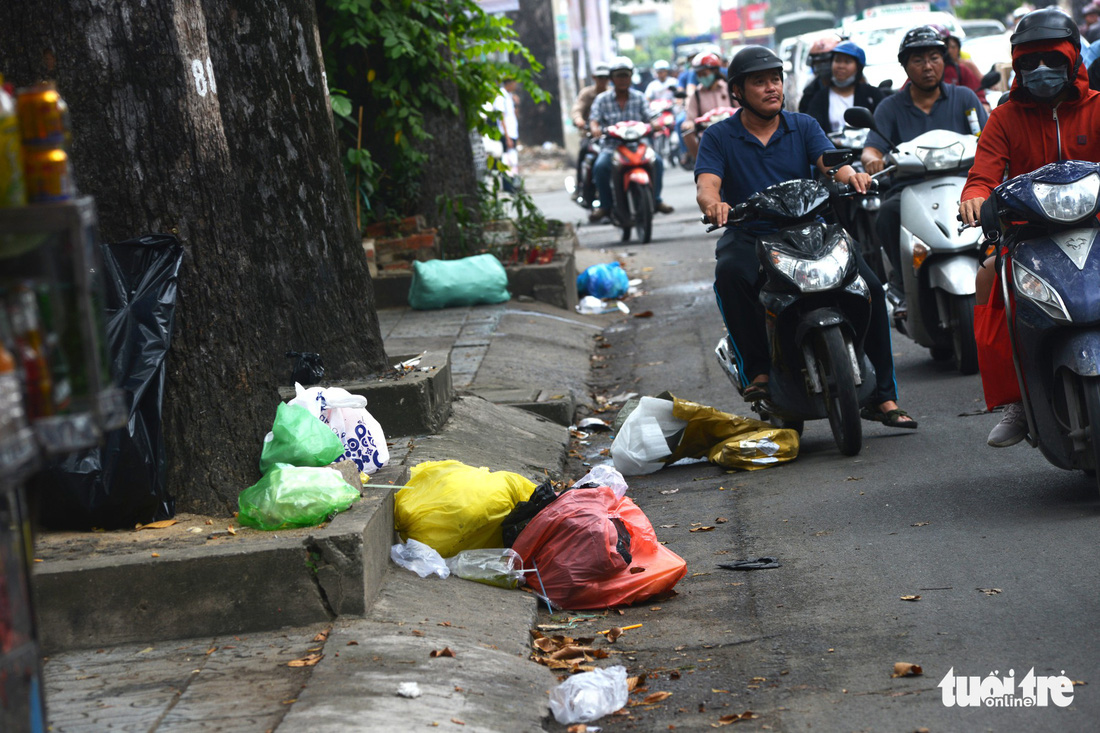 Rác, rác và rác tràn lan đường phố Sài Gòn - Ảnh 9.