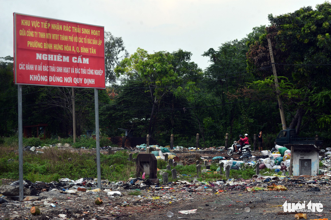 Rác, rác và rác tràn lan đường phố Sài Gòn - Ảnh 10.