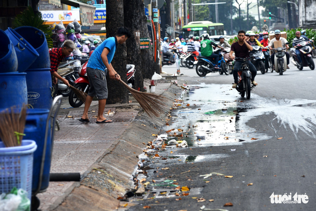 Rác, rác và rác tràn lan đường phố Sài Gòn - Ảnh 11.