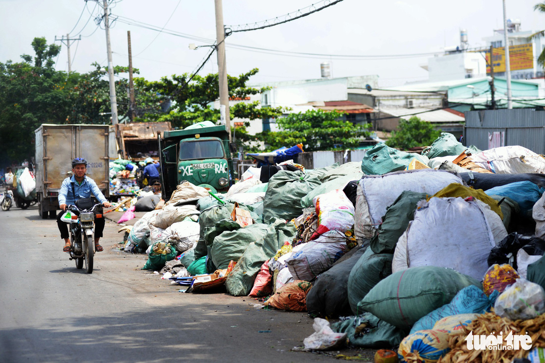 Rác, rác và rác tràn lan đường phố Sài Gòn - Ảnh 12.